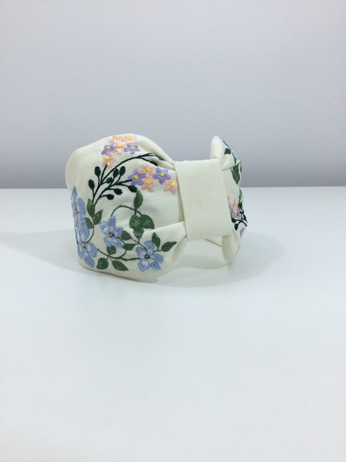 Periwinkle Joy Çiçek Nakışlı Taç