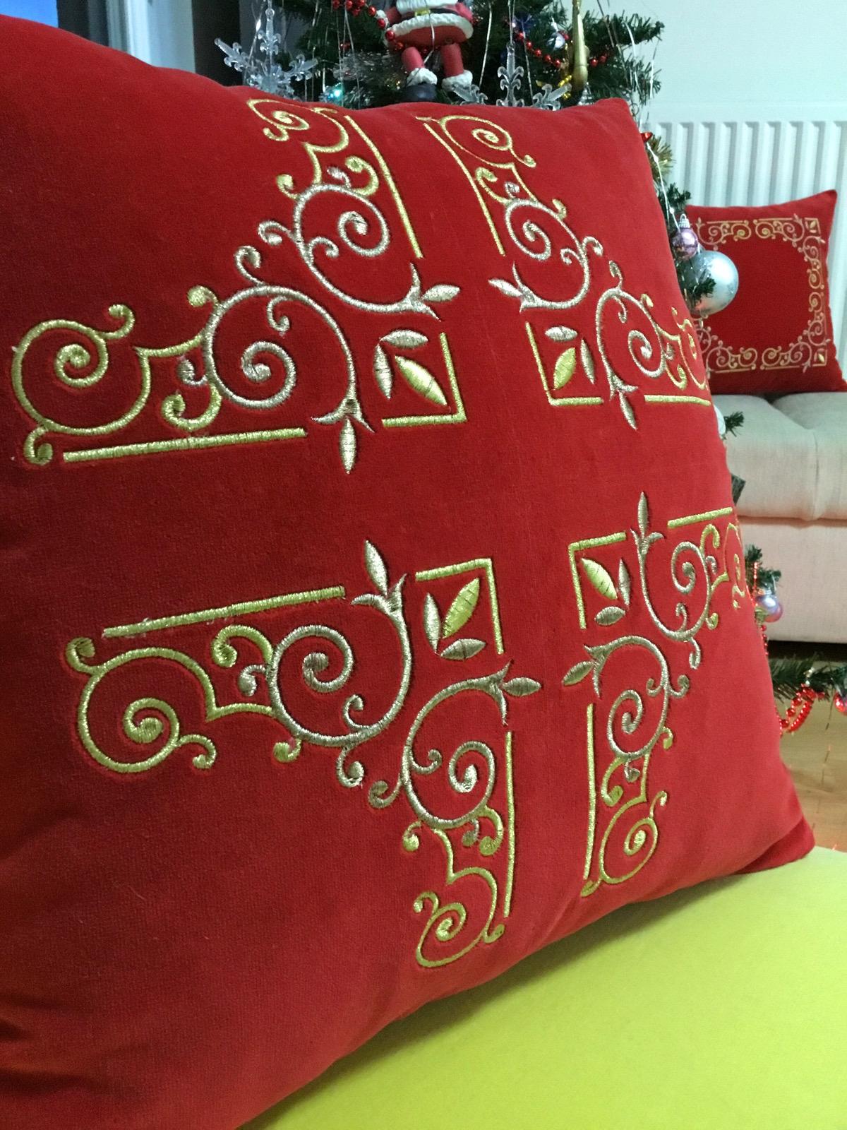 Gold Medallion Plus Sim Nakışlı Koton Kadife Kırlent Kılıfı