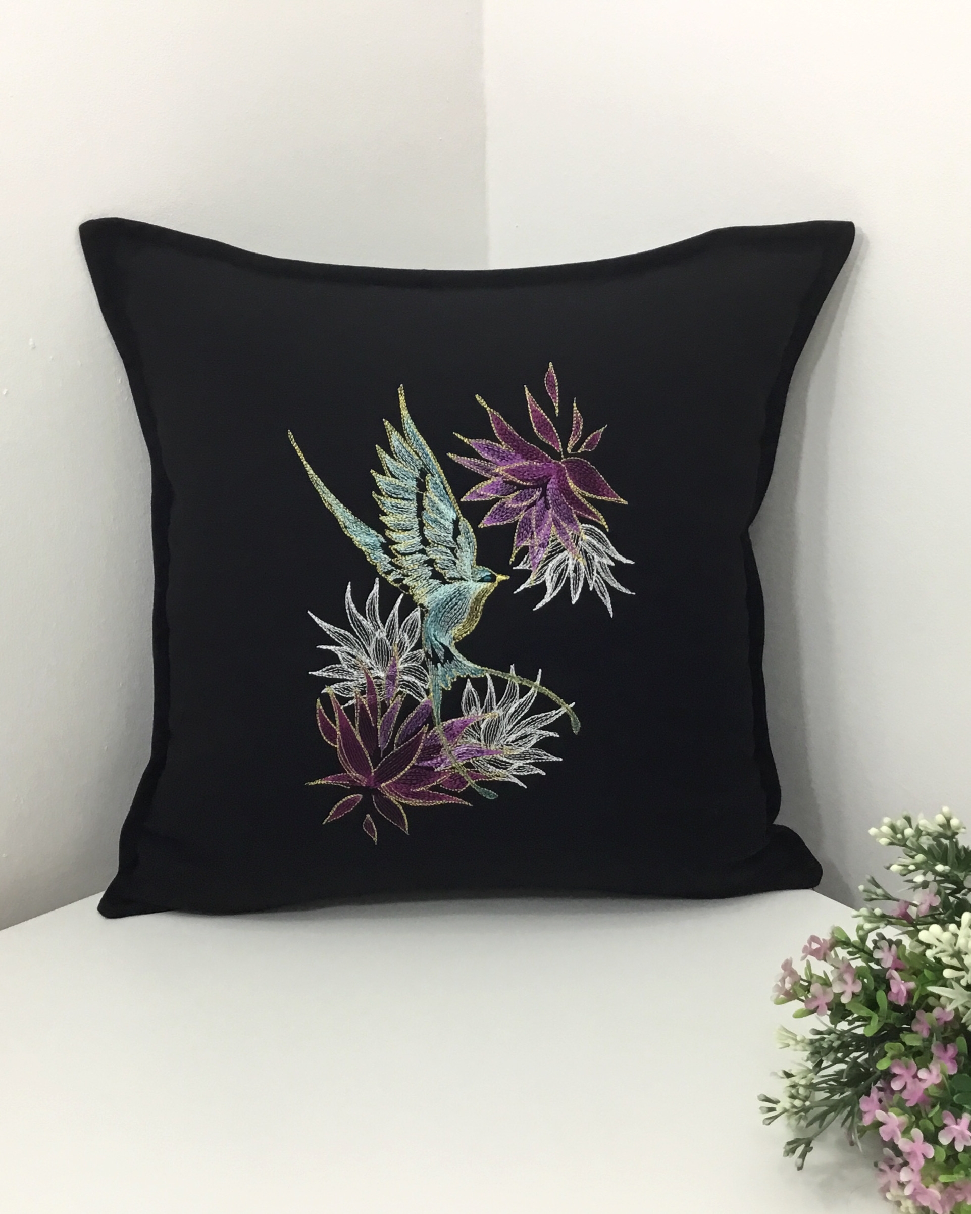 Elegant Swallow & Blooms - Kırlangıç Ve Çiçekler Kırlent Kılıfı