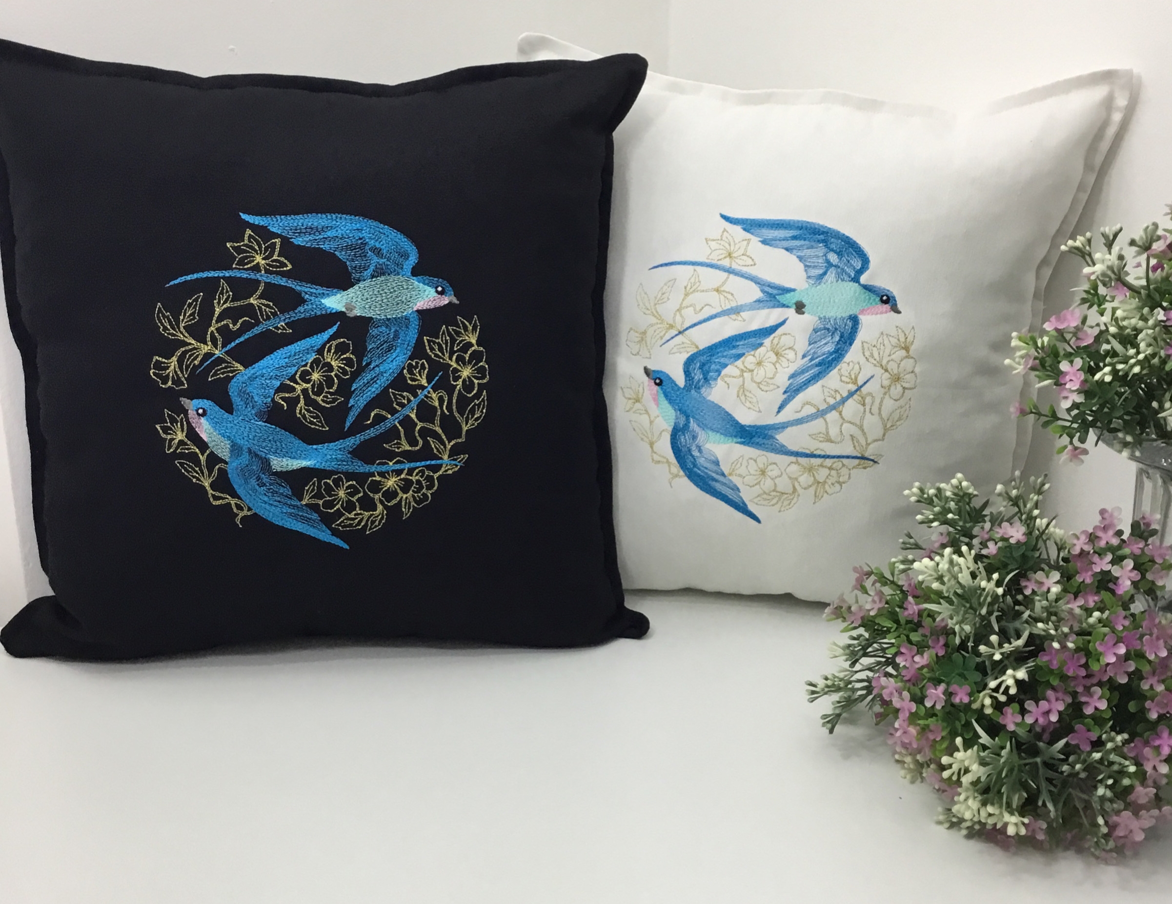 Swallows In Blooms - Süzülen Kırlangıçlar Kırlent Kılıfı