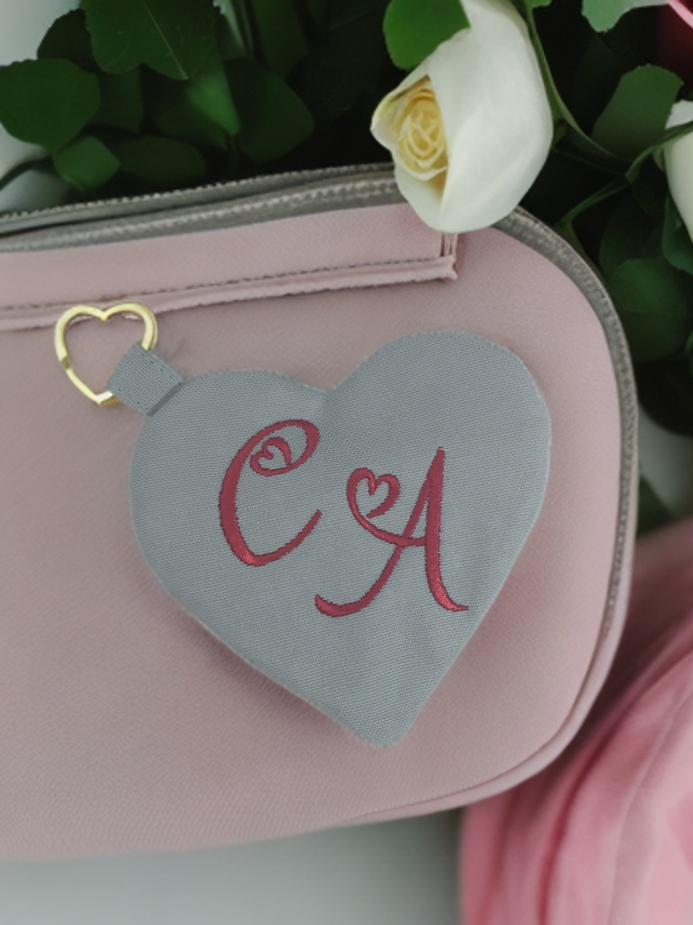 Love&Love Kalp Formunda Monogram Nakışlı Bozuk Para Cüzdanı