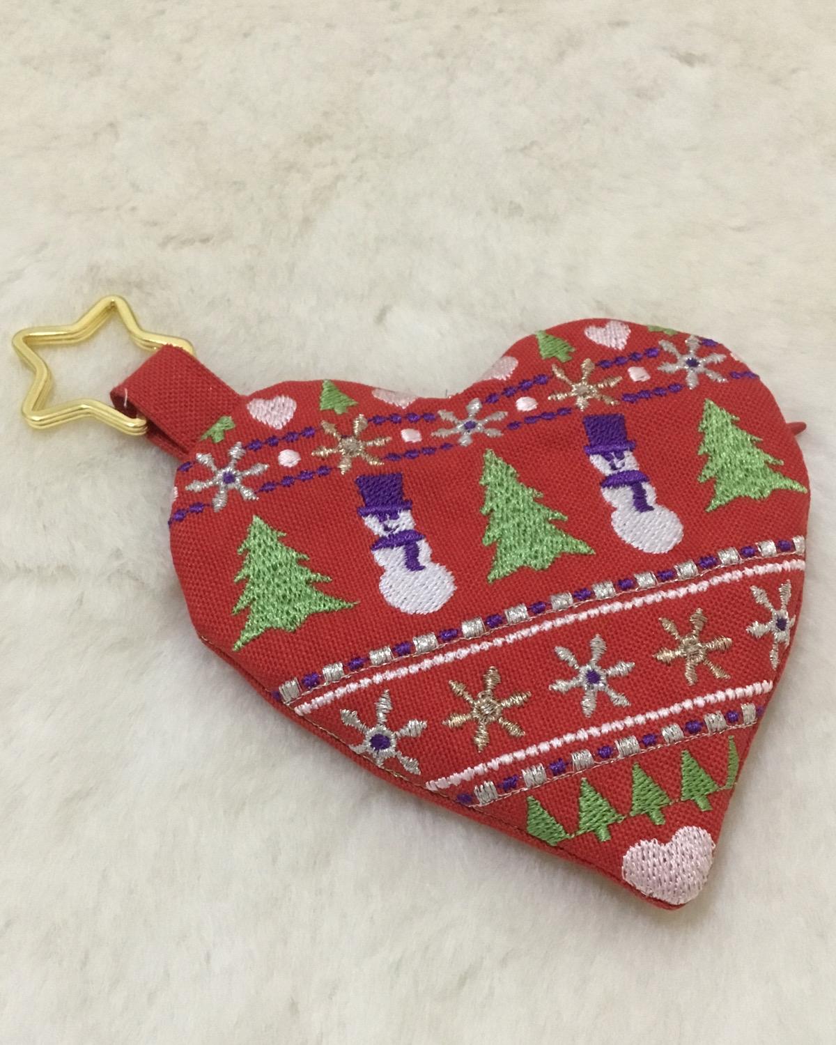 Lovely Winter Kalp Formunda Yılbaşı Temalı Nakışlı Bozuk Para Cüzdanı