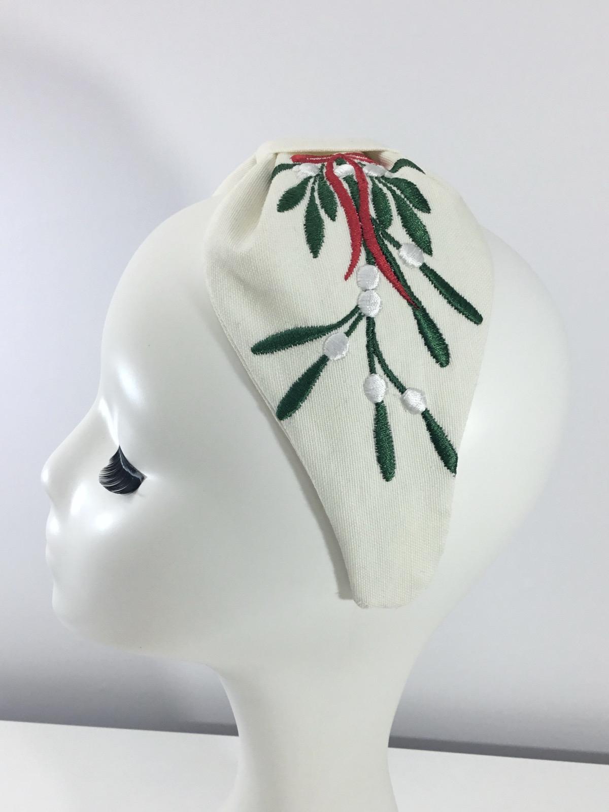 Under The Mistletoe Çiçek Nakışlı Taç