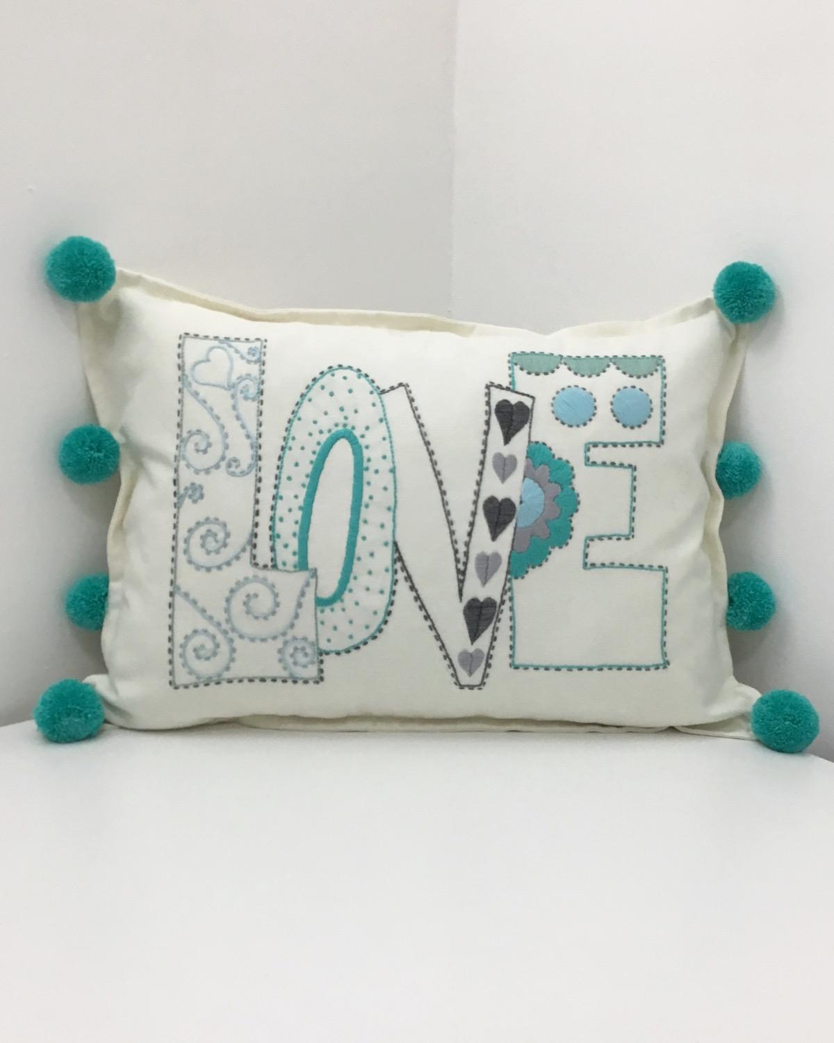 Love El Nakışlı Ponponlu Bolster Kırlent Kılıfı