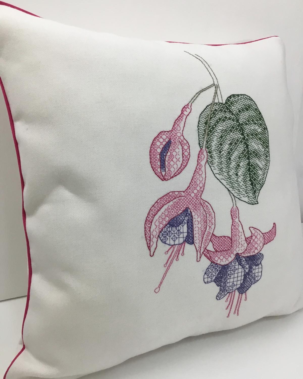 Charmingfuschia Küpeli Çiçeği Nakıışlı Kırlent Kılıfı