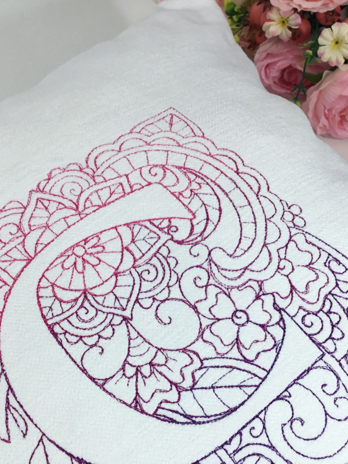 Voz No Jardim - Monogram Nakışlı Kırlent Kılıfı
