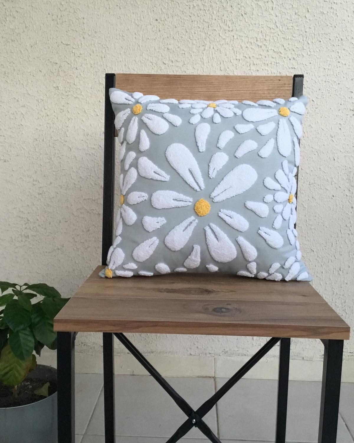 Joyful Daisies Papatyalı Punch Kırlent Kılıfı