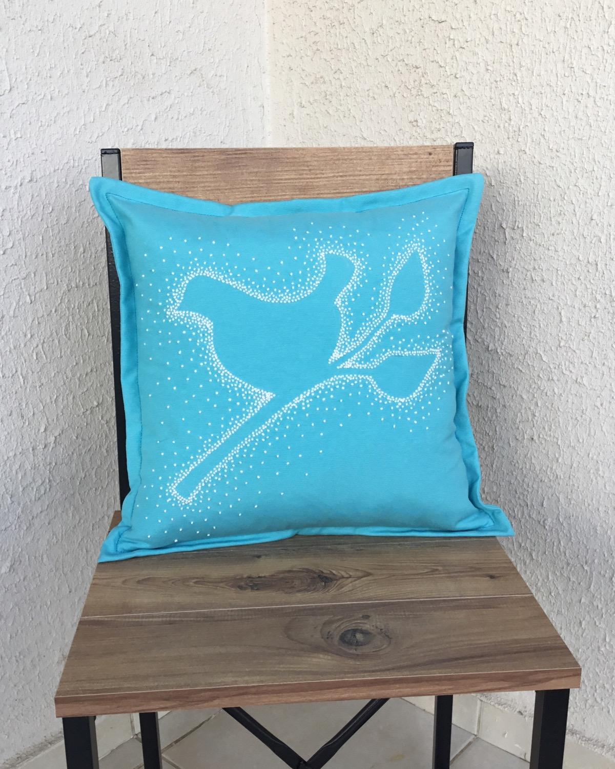 Dotty Bird Kuş Silueti El Nakışı Kırlent Kılıfı