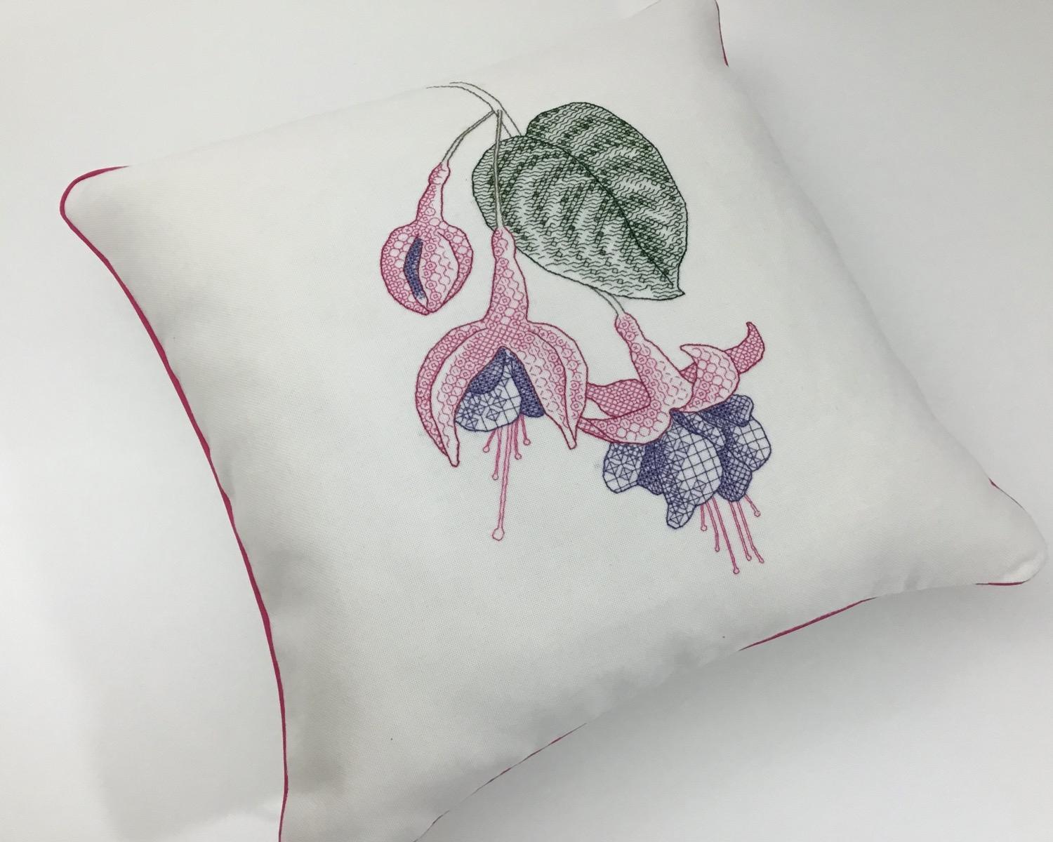 Charmingfuschia Küpeli Çiçeği Nakıışlı Kırlent Kılıfı