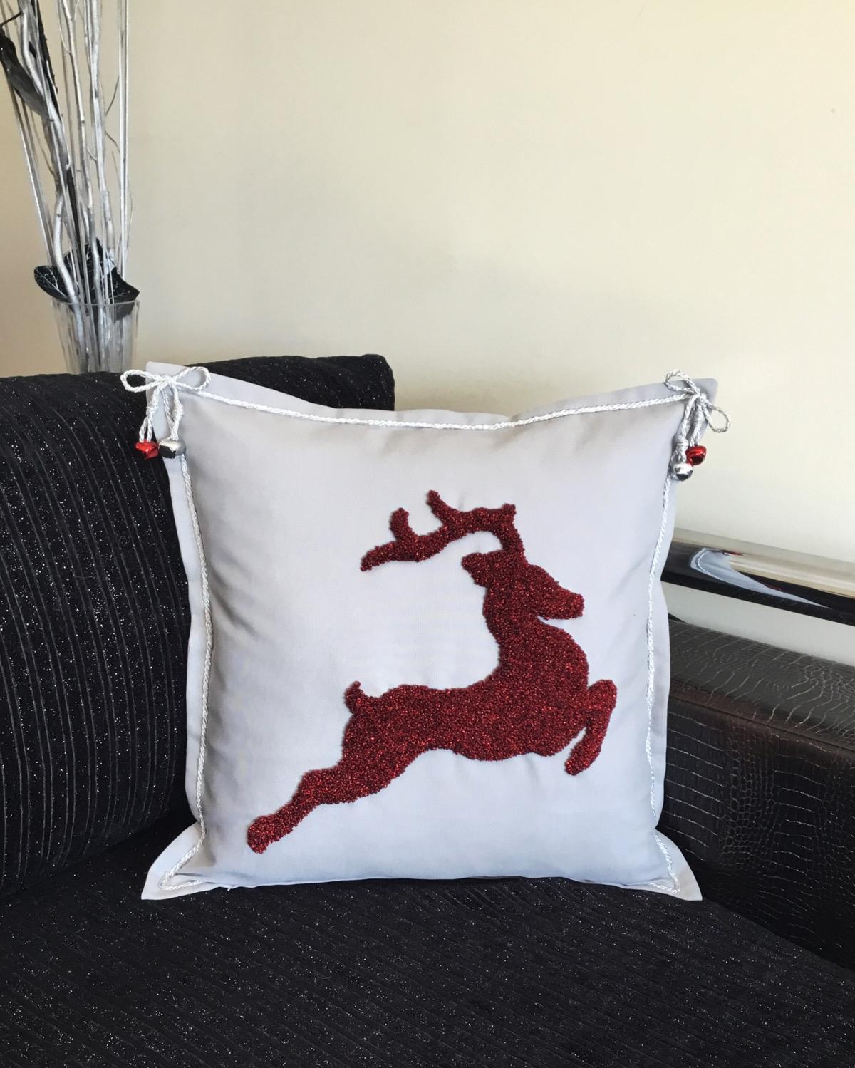 Deardeer Çanlı Geyik Punch Kırlent Kılıfı