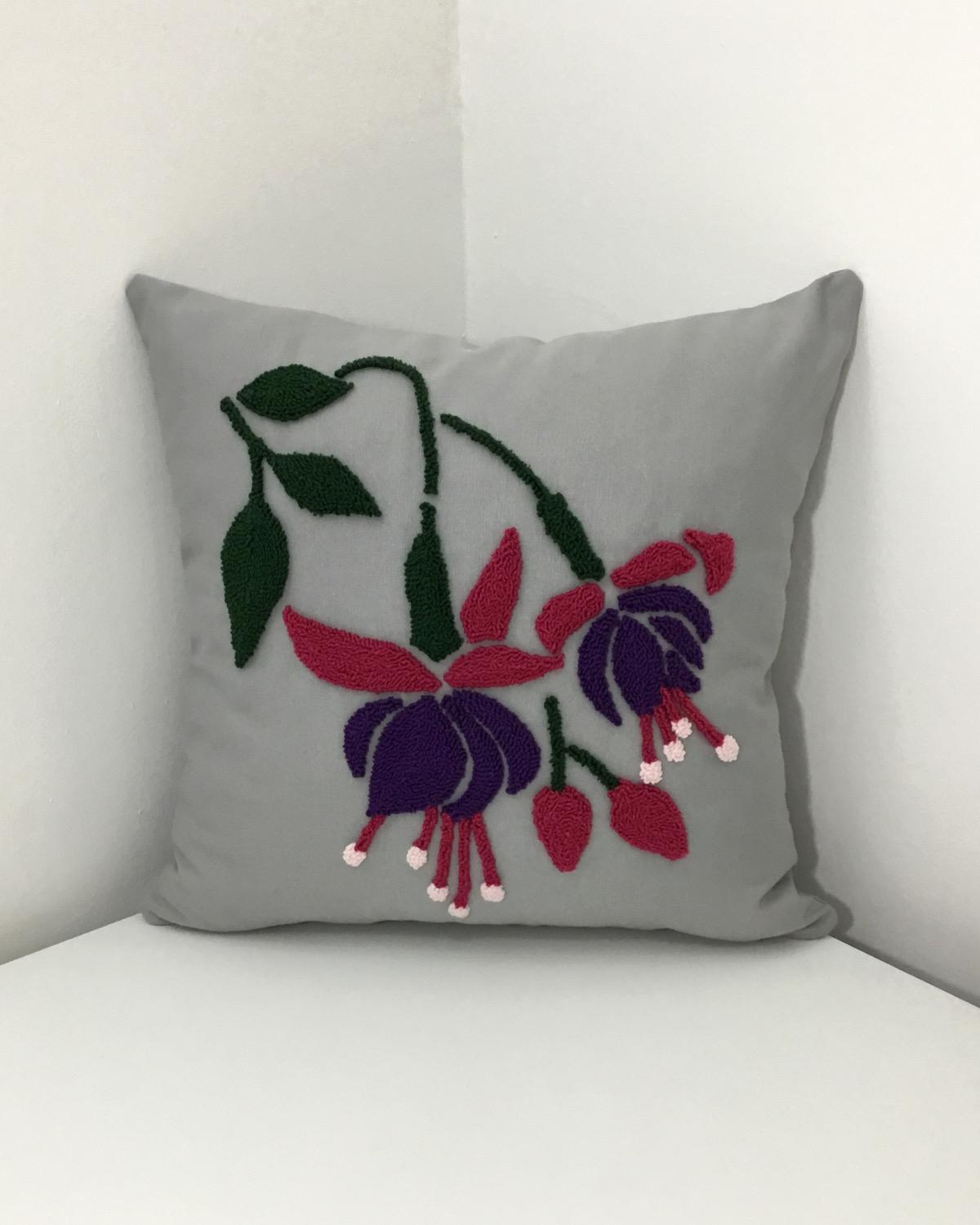Fuschia Küpeli Çiçeği Punch Kırlent Kılıfı