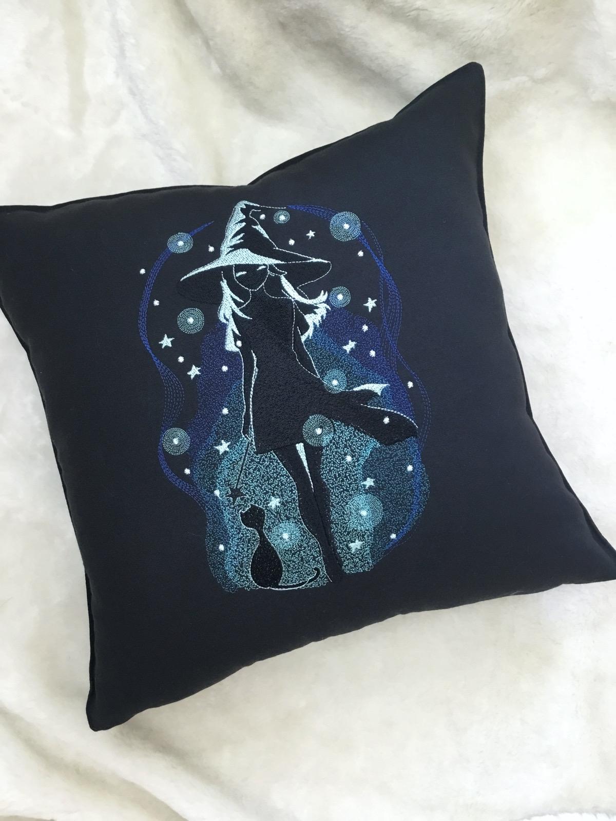 Magic Witch Nakışlı Kırlent Kılıfı