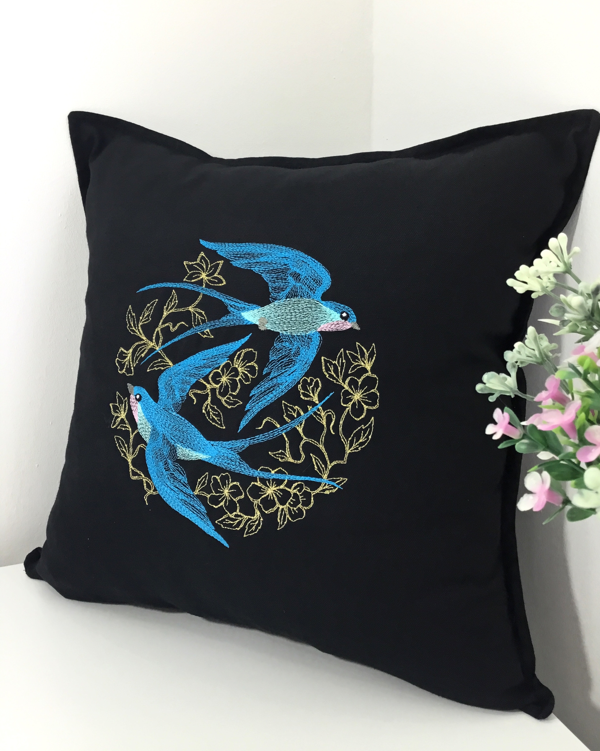 Swallows In Blooms - Süzülen Kırlangıçlar Kırlent Kılıfı