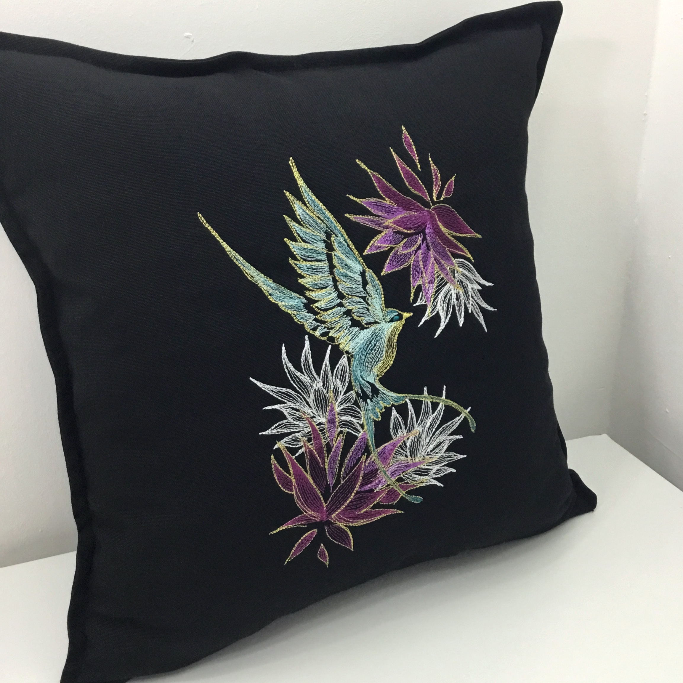 Elegant Swallow & Blooms - Kırlangıç Ve Çiçekler Kırlent Kılıfı