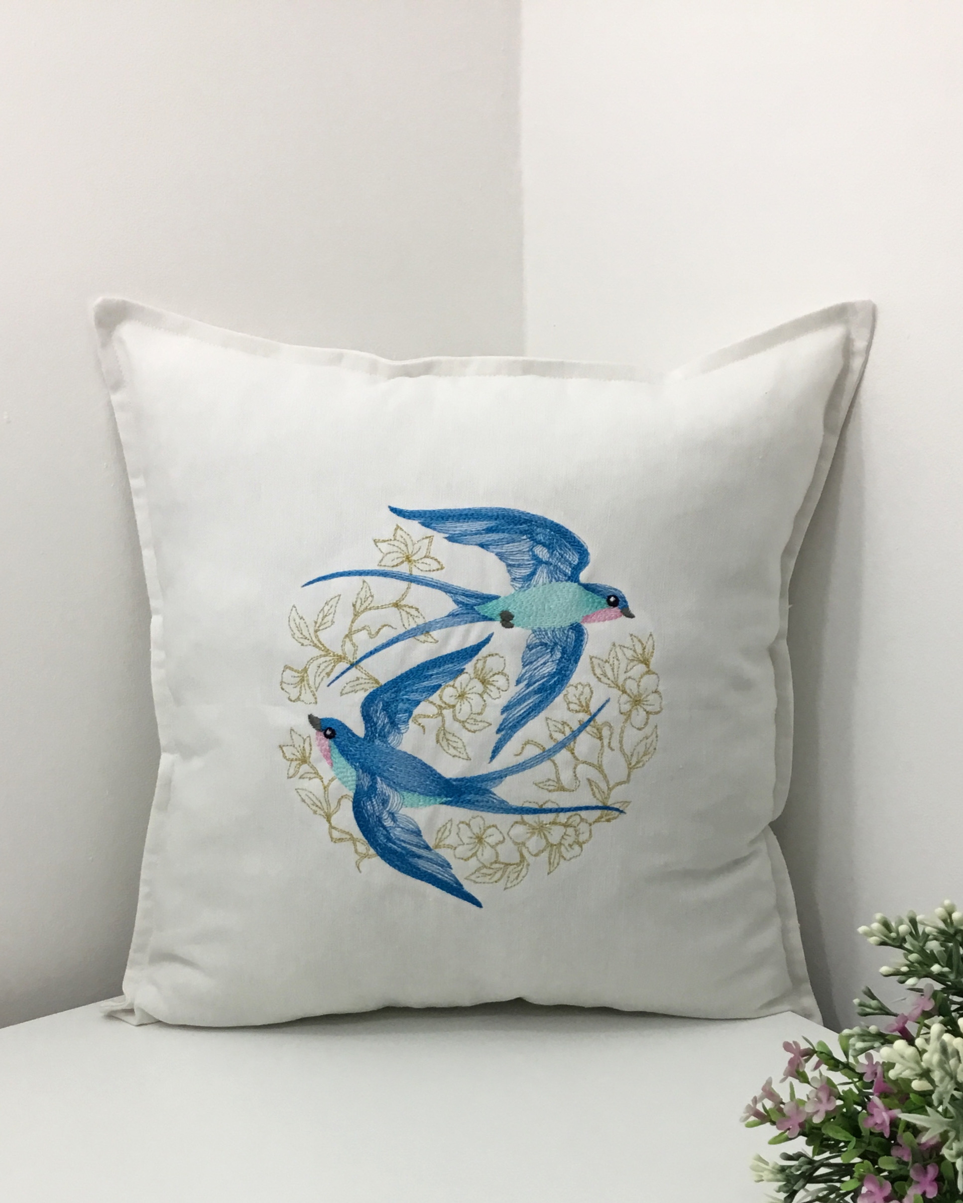 Swallows In Blooms - Süzülen Kırlangıçlar Kırlent Kılıfı