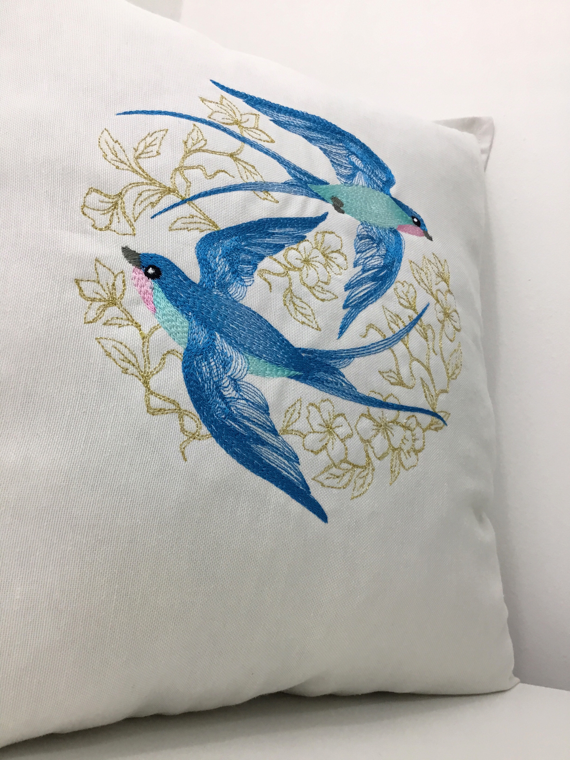 Swallows In Blooms - Süzülen Kırlangıçlar Kırlent Kılıfı